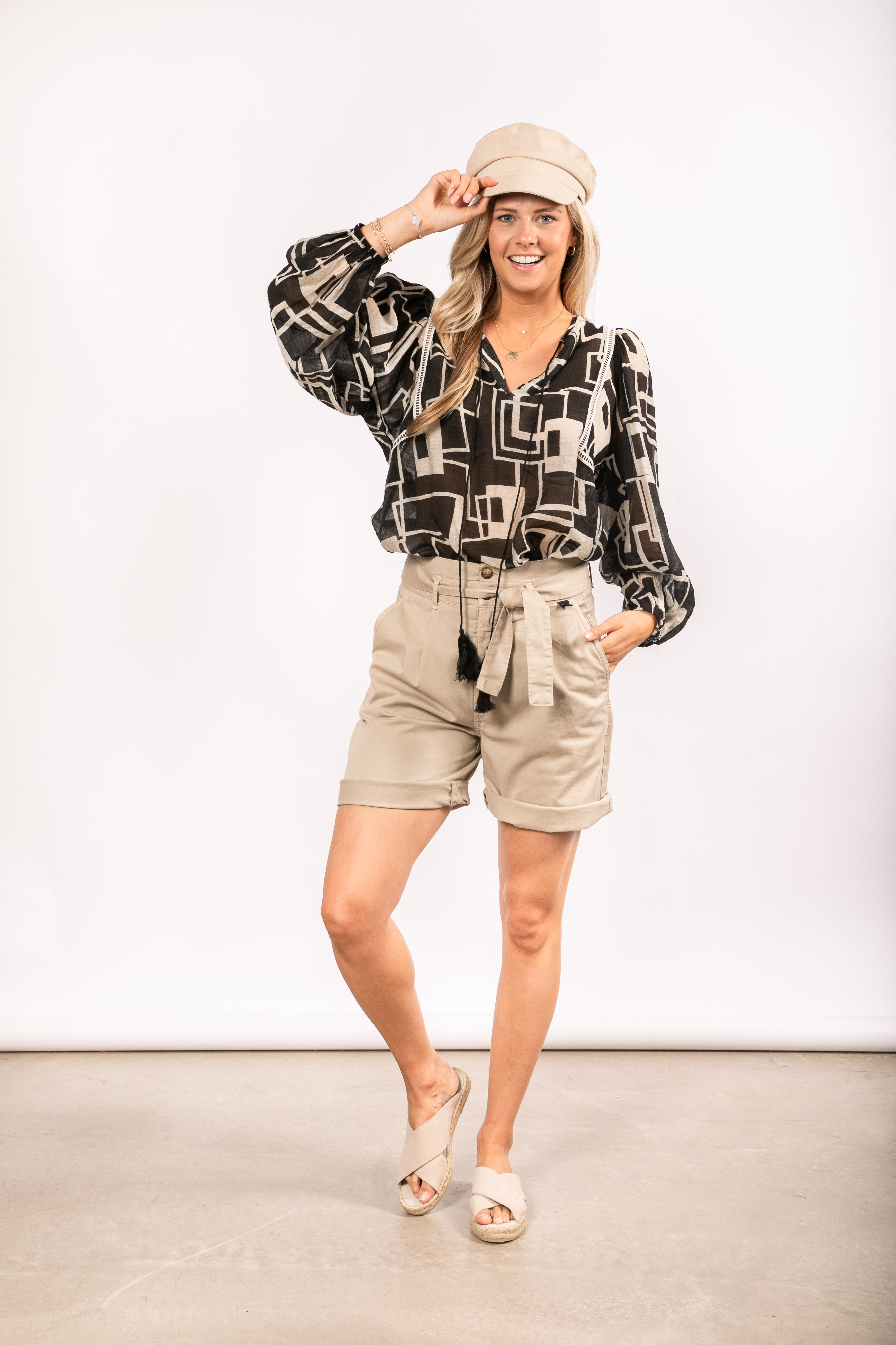 NUKUS Broek Shorts Eami Bermuda Sand Korte Broek